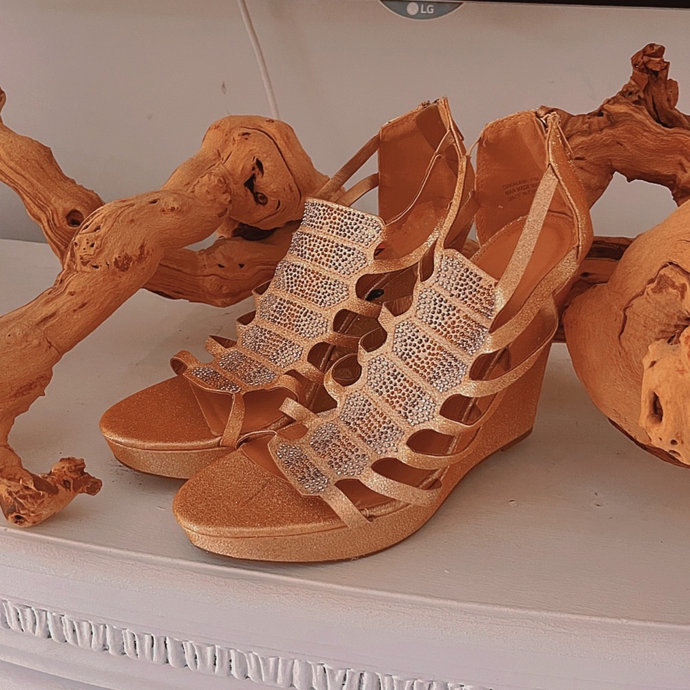 NEW✨🛍️BEAUTIFUL GOLDEN WEDGE HEELS WITH SPARKLY EMBELLISHMENTS🛍️✨GLITTERY GOLD